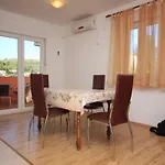 By The Sea Apartment *