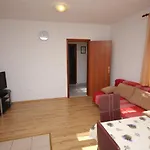 By The Sea Apartment *
